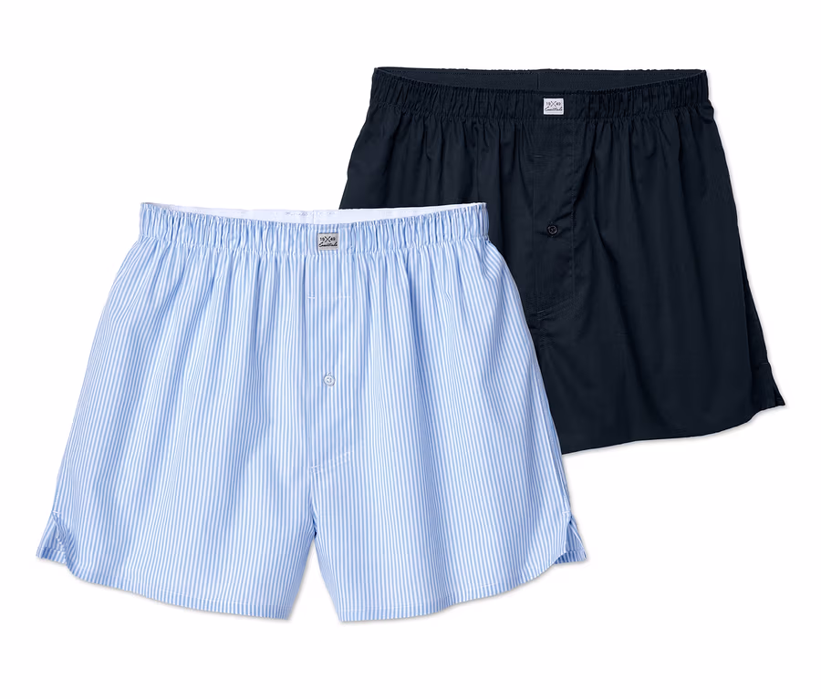 Zwei Web-Boxershorts, eine blau gestreift, die andere dunkelblau.