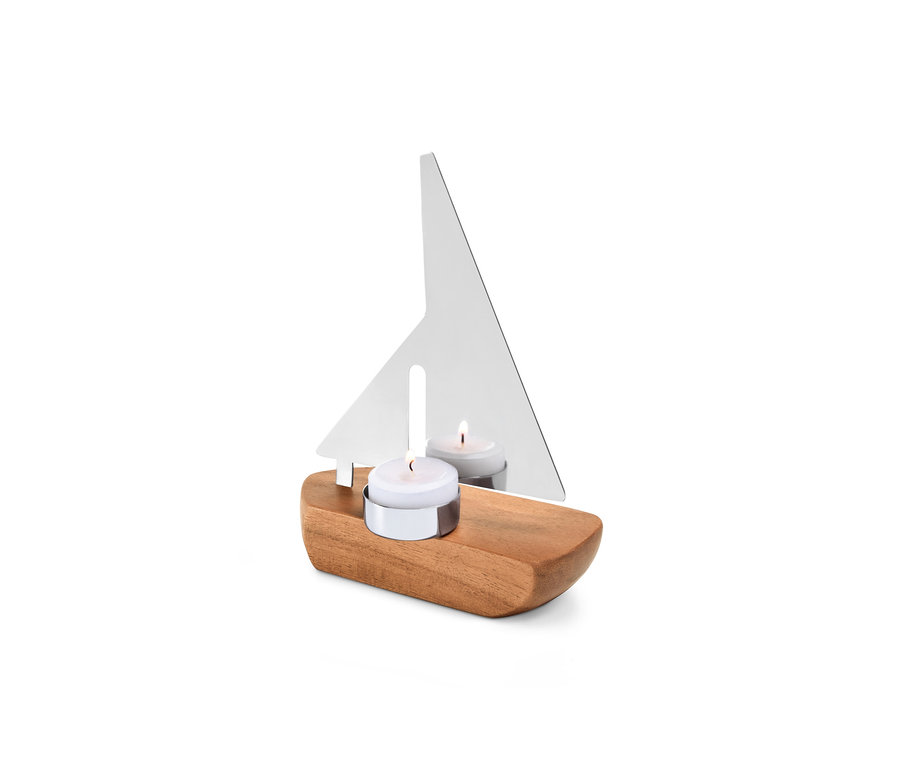 Teelichthalter in Segelbootform mit brennender Kerze.