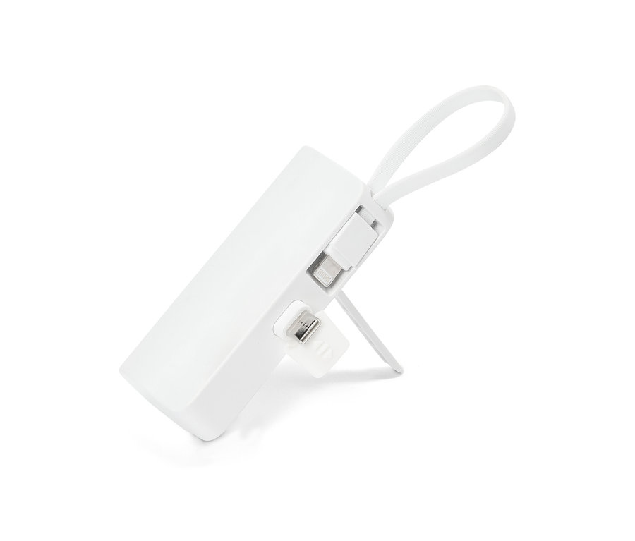 Weißes Handy-Ladegerät mit Schlaufe und Stecker auf weißem Hintergrund.