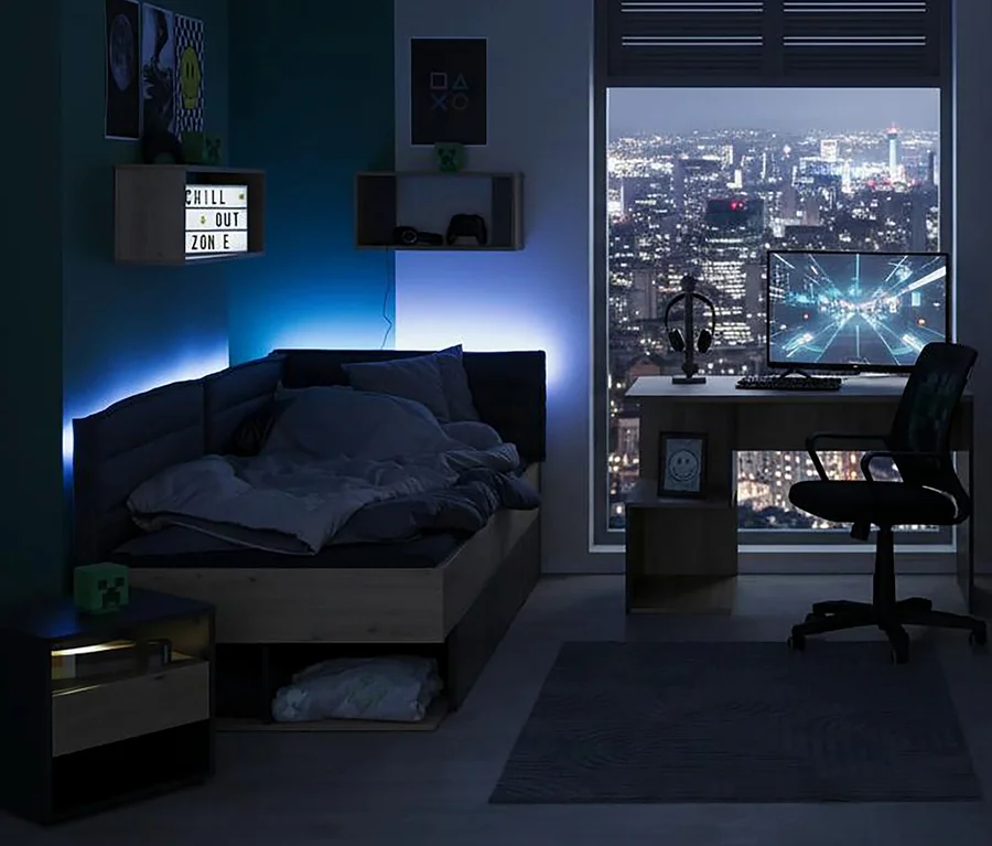 Ein Jugendzimmer mit einem Roba Jugendbett »Marvin«, 90 x 200 cm, einem Schreibtisch mit Computer und einem Fenster mit Blick auf eine Stadt.