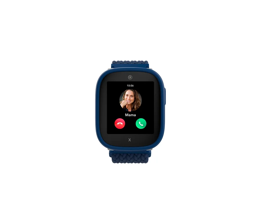 Blaue Xplora X6 Play Kids Watch, 2. Generation, zeigt einen Anruf von "Mama" mit Bild und Uhrzeit 10:56 an.
