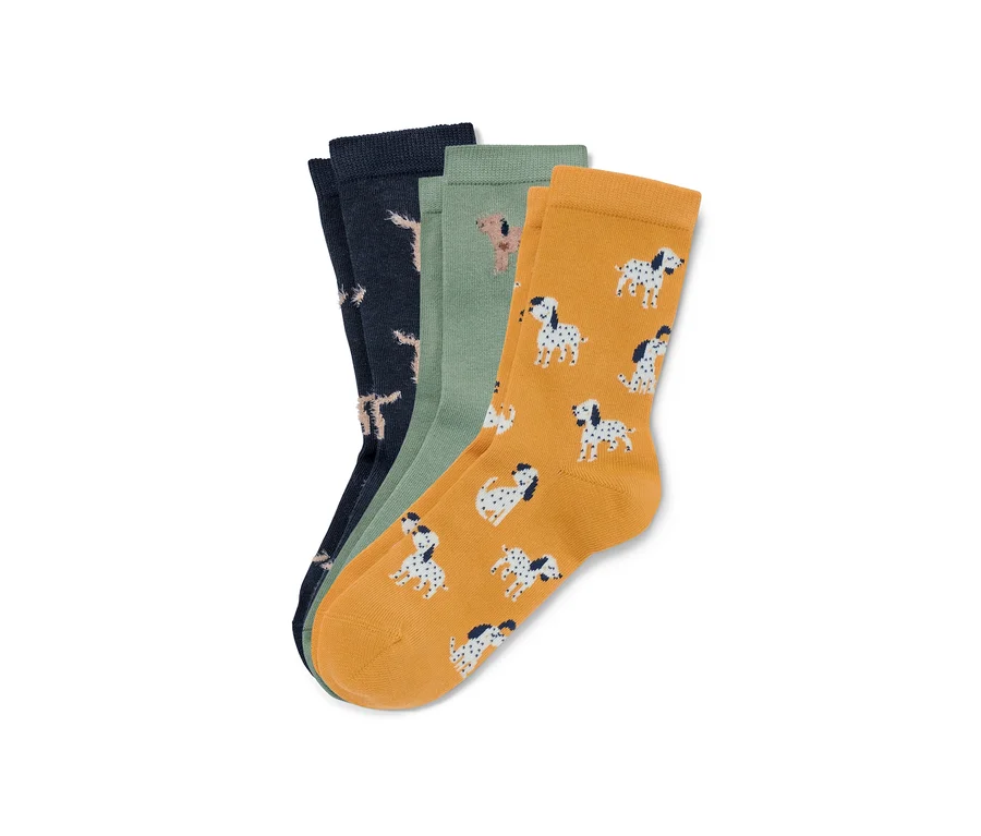 Drei Paar 3D-Kinder-Socken mit Flausch-Garn in Dunkelblau, Grün und Gelb mit Aufdruck.