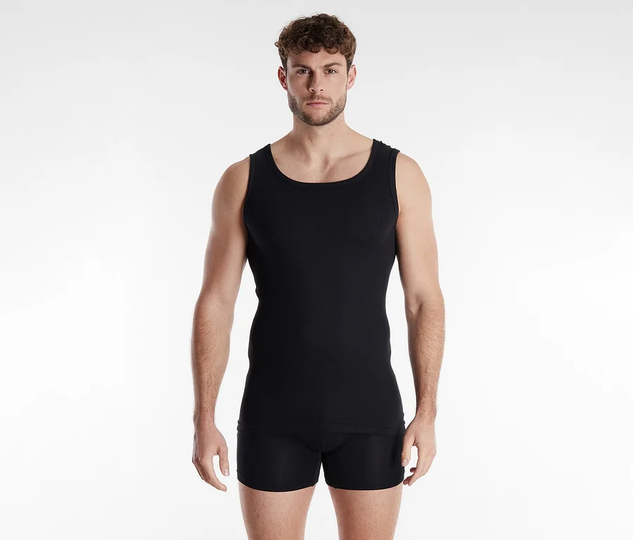 Mann trägt ein schwarzes Tom Tailor Unterhemd »Montana« und schwarze Boxershorts.