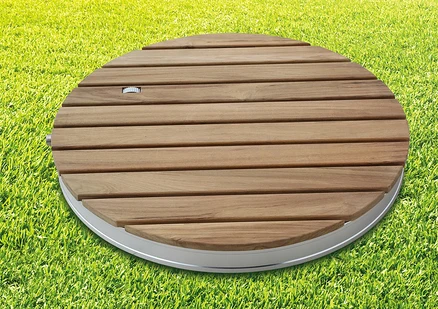 Eine runde Breuer®-Outdoor-Bodendusche »Fontana« steht auf einer Rasenfläche.