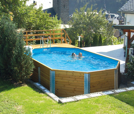 Zwei Frauen schwimmen im Weka-Massivholz-Gartenpool inkl. Abdeckhaube, ca. 714 x 116 x 376 cm.