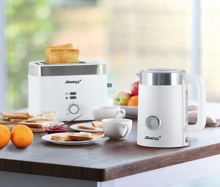 Auf einem Tisch stehen ein Steba Toaster »TO 10 BIANCO« mit Toast und ein Steba Wasserkocher »WK 10 BIANCO«. Daneben stehen Teller mit Obst und Toast.