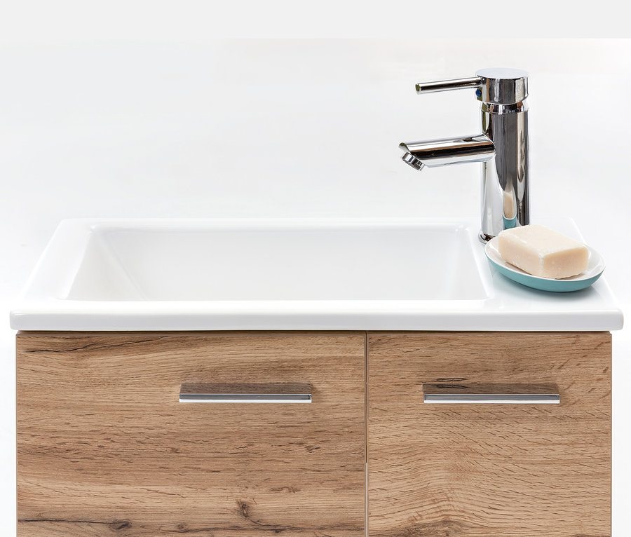 Detailansicht eines Waschtischs »Matteo« inkl. Becken, Eiche mit Armatur, Seife und Seifenschale.