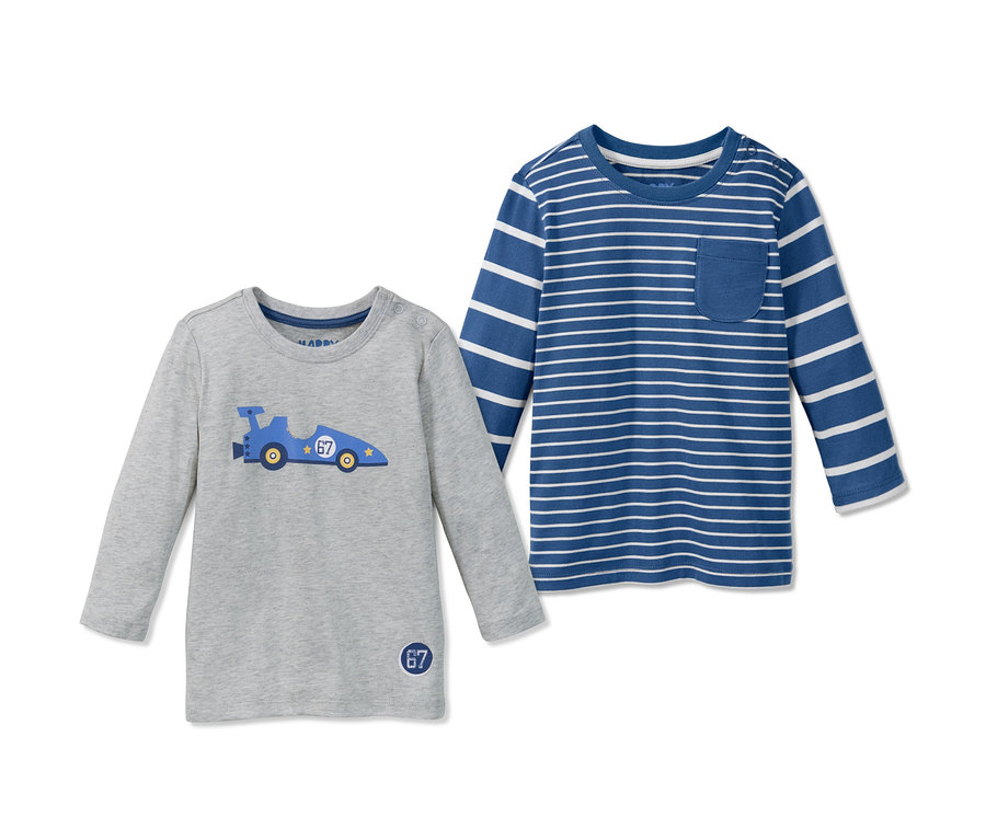 Zwei Langarmshirts: ein graues mit blauem Auto und ein blau-weiß gestreiftes mit Tasche.