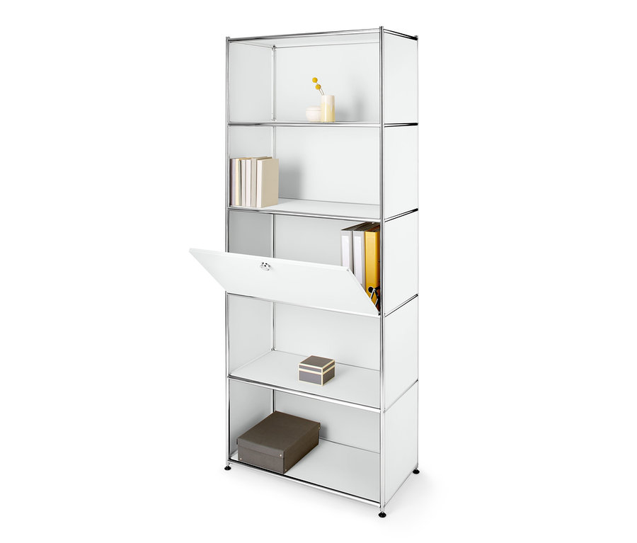 Hohes Metallregal mit versetzbarem Klappenfach, weißen Elementen, Büchern und Dekoration.
