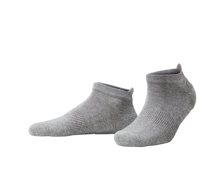 Zwei graue 3 Paar Funktions-Laufsocken liegen auf einem weißen Hintergrund.