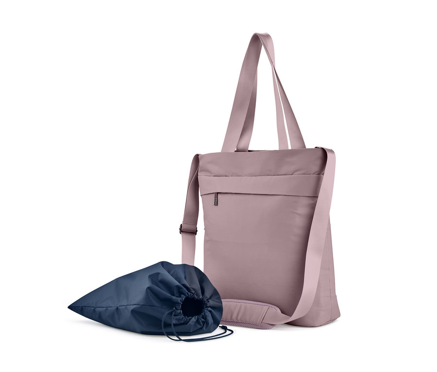 Eine rosa Sporttasche und ein blauer Kordelzugbeutel.
