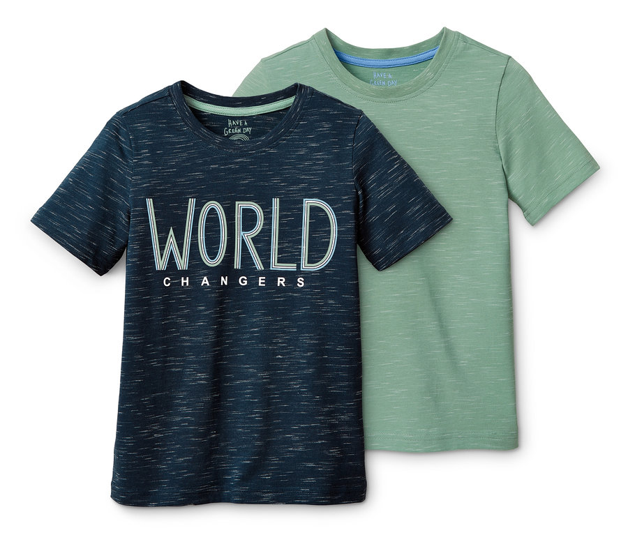 Zwei T-Shirts: ein marineblaues mit Schriftzug und ein hellgrünes.