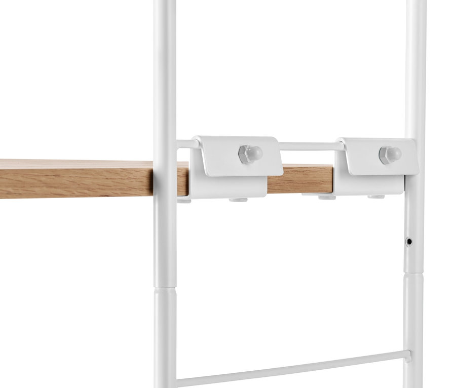 Detailaufnahme eines Wandregals mit Arbeitsfläche.