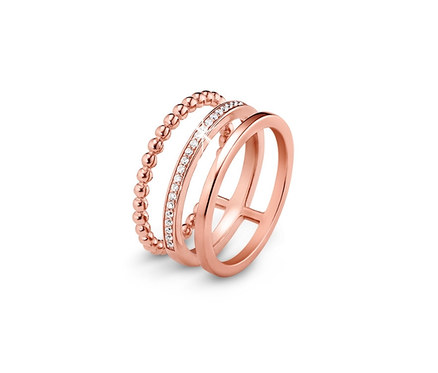 Nahaufnahme von drei rosévergoldeten Silberringen mit Zirkonia.
