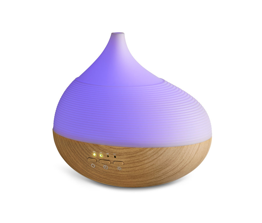 Aromadiffusor mit Wellness-Beleuchtung, Holzsockel und lila Licht.