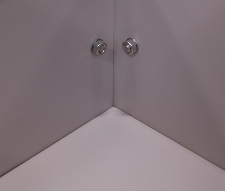 Detailaufnahme einer Ecke einer Kräuterfabrik.