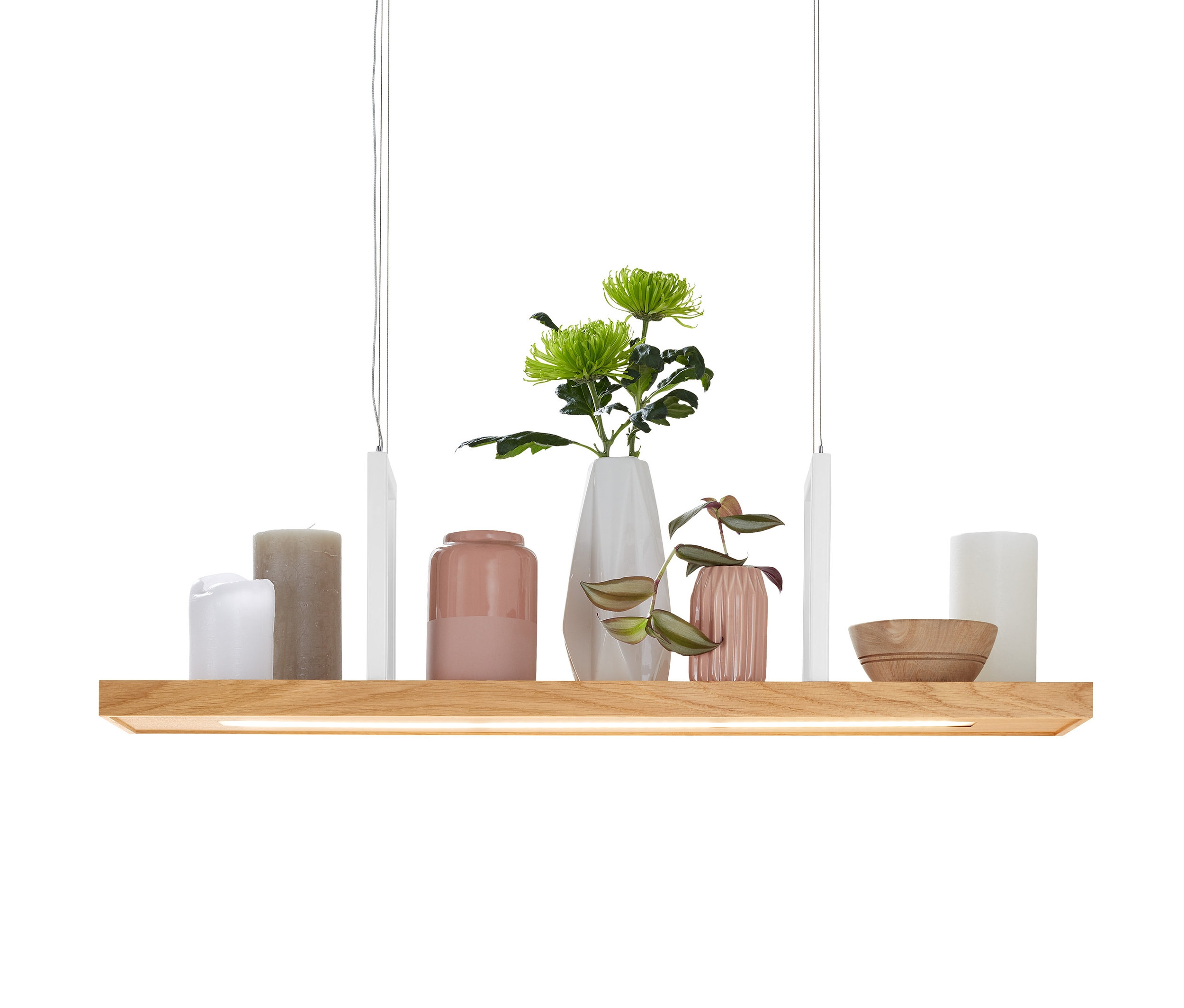 LED-Pendelleuchten-Dekotablett mit Vasen und Kerzen.