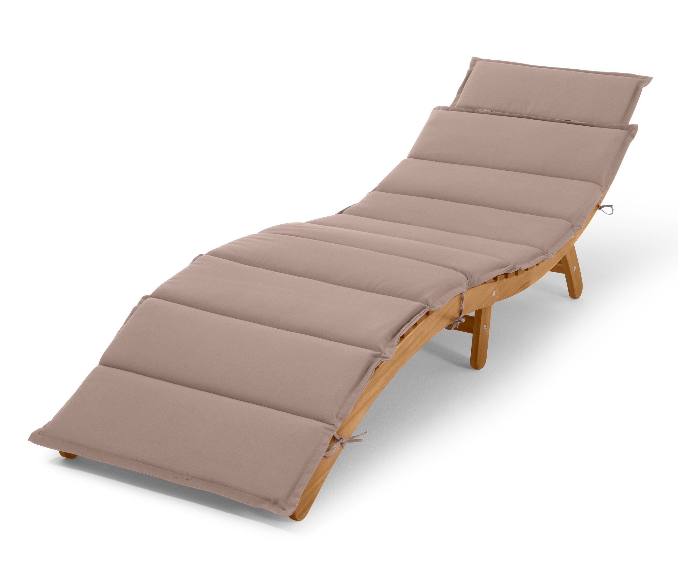 Eine klappbare Gartenliege mit beige Polsterung.