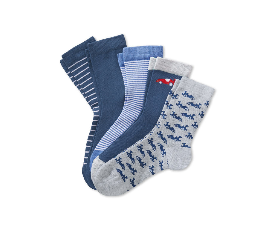 Fünf Paar Socken in verschiedenen Farben und Mustern.