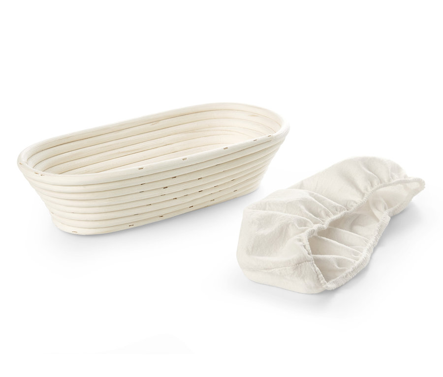 Ein ovales Gärkörbchen und ein Stoffbezug auf weißem Hintergrund.