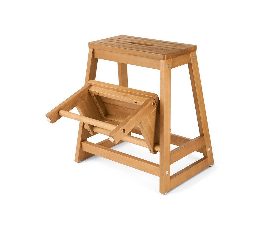 Ein zweistufiger Klapptritt aus Holz.