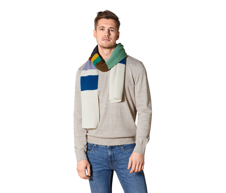 Mann trägt einen Strickschal mit Farbblöcken.