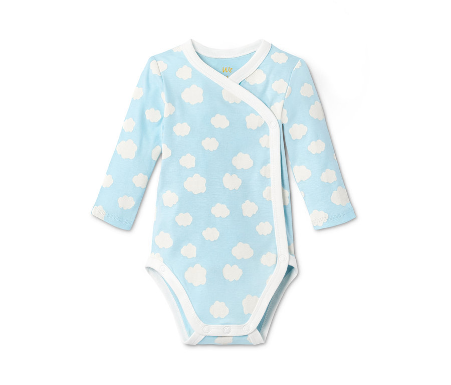 Blauer Baby Body mit Wolkenmuster, Teil eines 4-teiligen Baby-Sets aus Bio-Baumwolle.