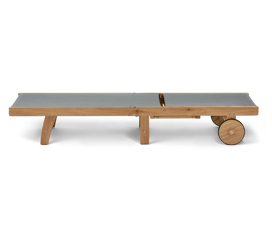 Eine Liege »Lenja« mit ausziehbarem Tabletttisch und grauem Stoff.