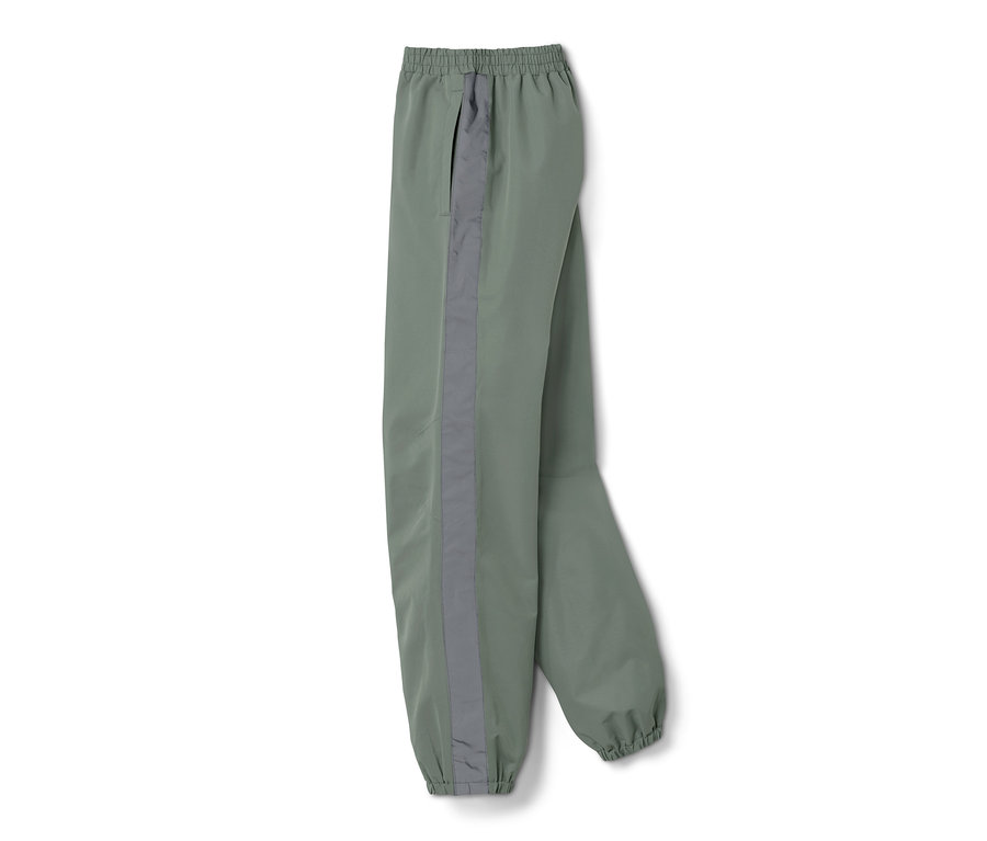 Eine grüne Regenhose mit reflektierendem Streifen auf einem weißen Hintergrund.