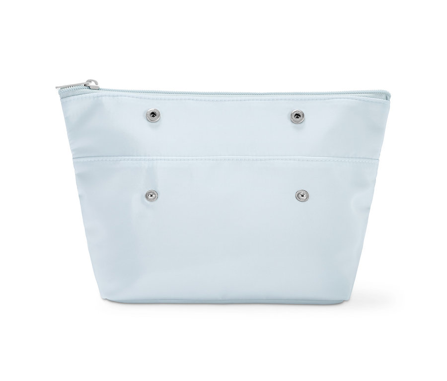 Hellblaue Kulturtasche mit silbernem Reißverschluss und Druckknöpfen.