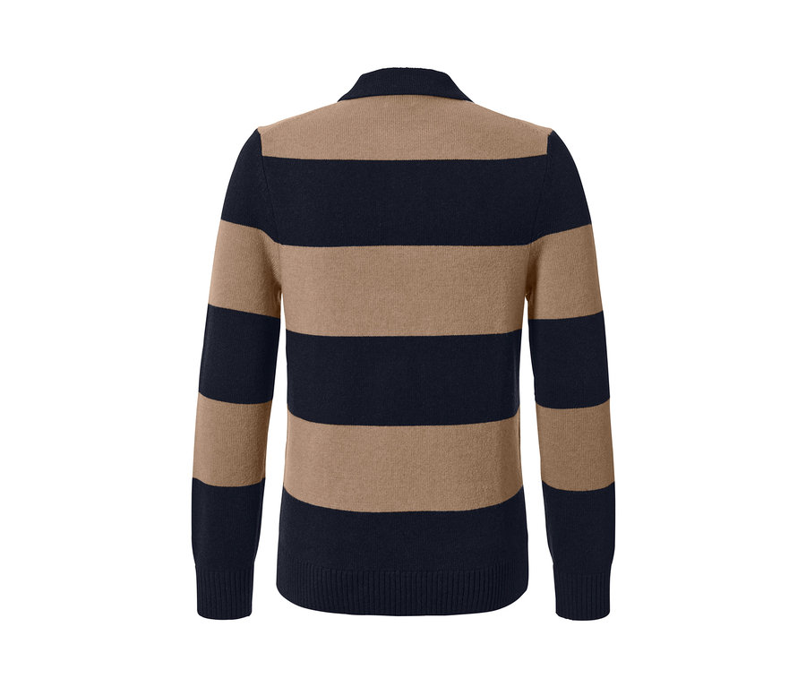 Detailansicht der Rückseite eines Pullovers mit Cashmere-Anteil mit breiten horizontalen Streifen in Beige und Dunkelblau.