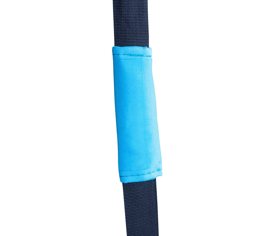 Blauer Stoffschoner an einem schwarzen Gurt.
