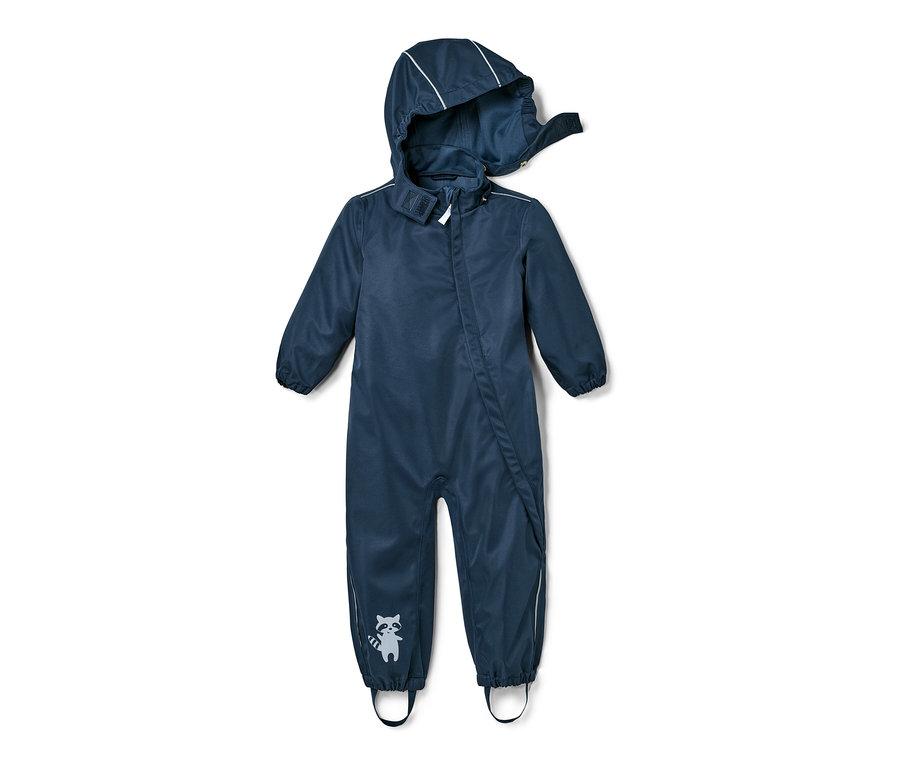 Dunkelblauer Regen-Einteiler mit Kapuze und Waschbär-Motiv am Hosenbein.