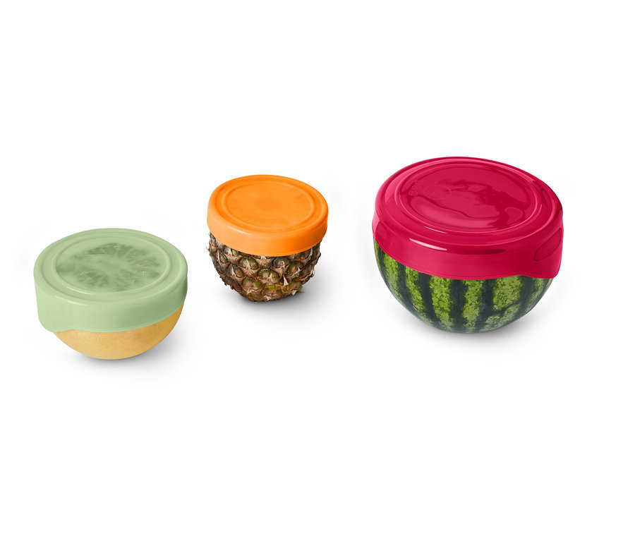Drei Früchte, Zitrone, Ananas und Wassermelone, sind mit 3 Silikon-Frischhaltedeckeln abgedeckt.