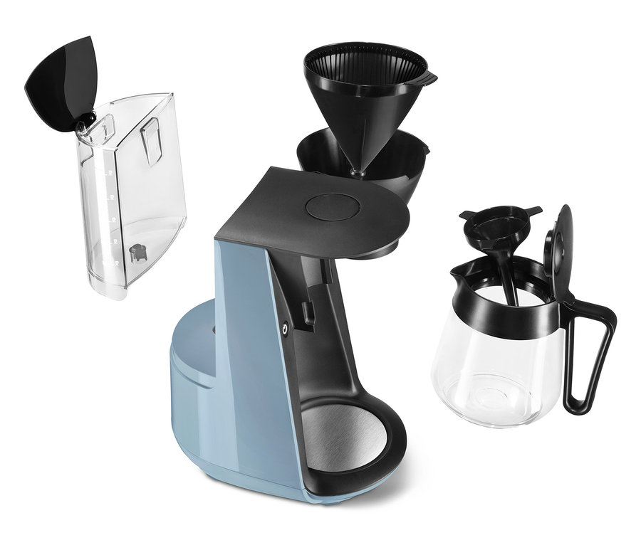 Teile der »Let's Brew« Filterkaffeemaschine, graublau, sind auf einem weißen Hintergrund ausgebreitet.