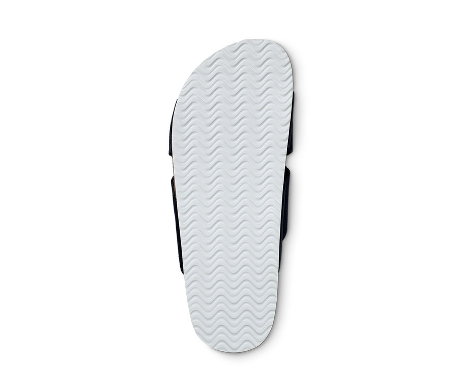 Weiße Komfortsandale mit der Sohle nach oben.