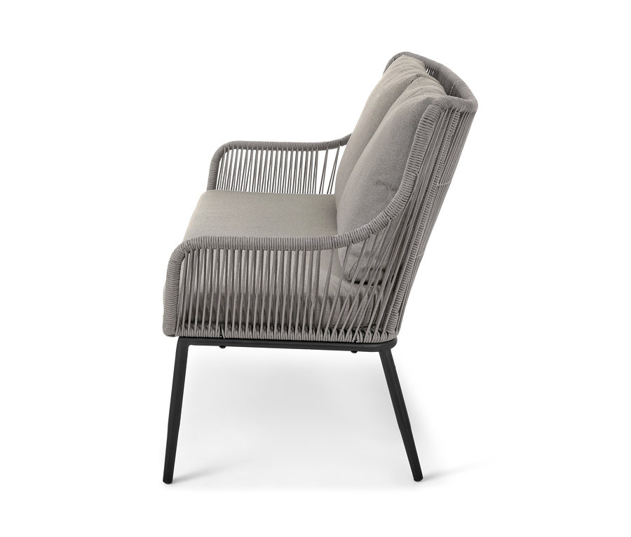 Seitenansicht eines Gartensofa-Sets aus Textilgeflecht auf weißem Hintergrund.