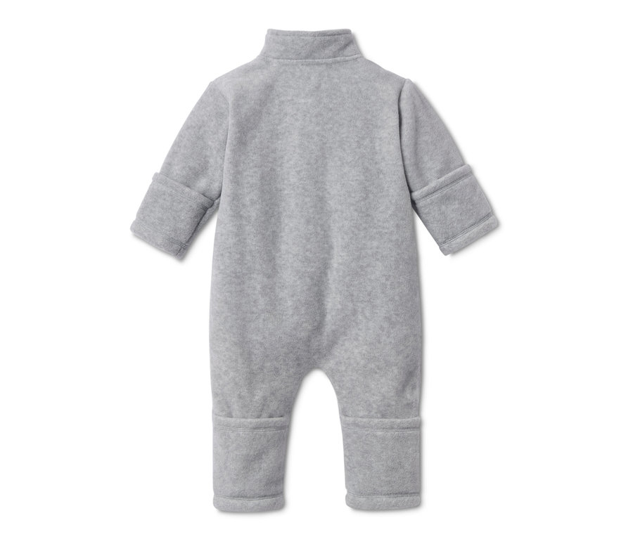 Grauer Baby-Fleece-Einteiler auf weißem Hintergrund.