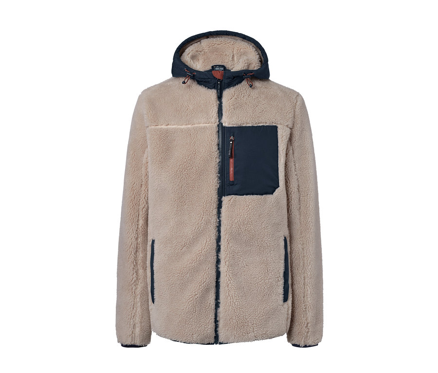 Beige Teddyplüschjacke mit dunkelblauer Kapuze und Brusttasche.