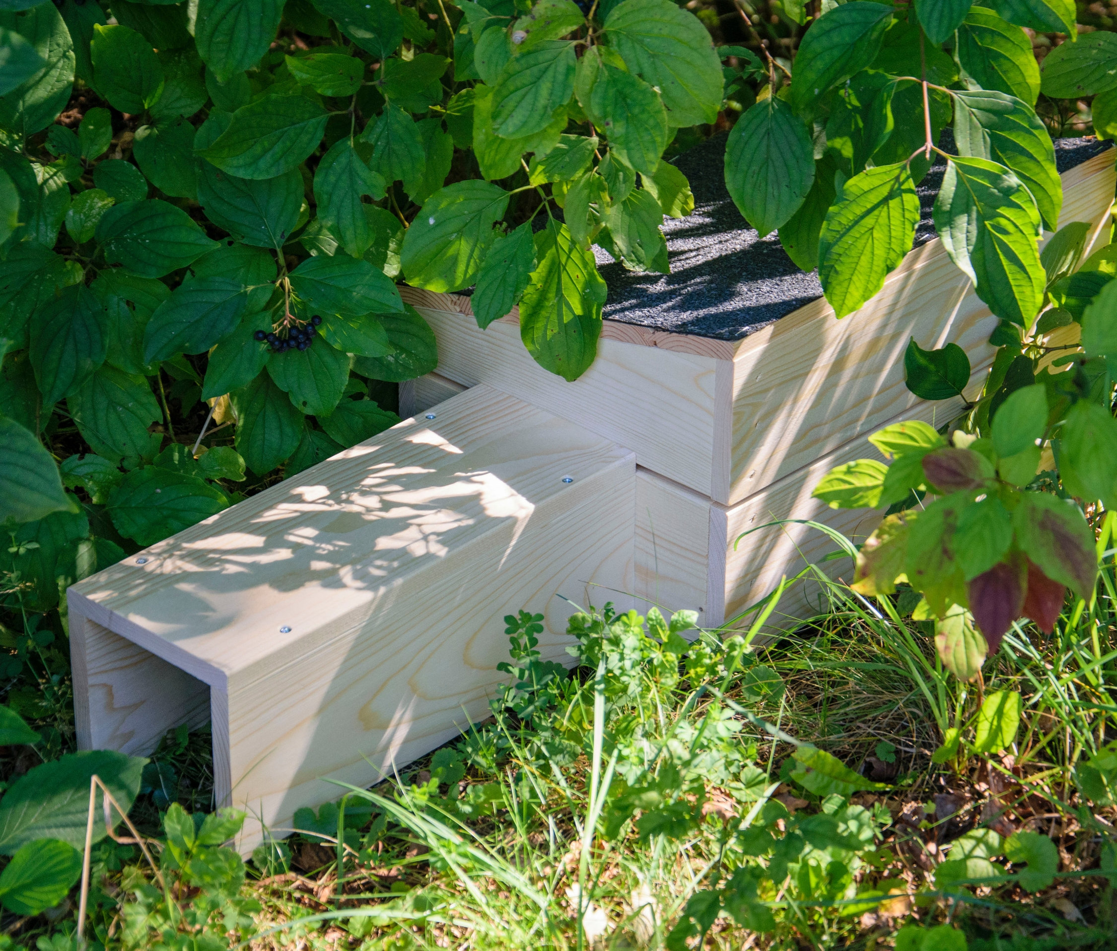 Igelhaus-Bausatz im Grünen.