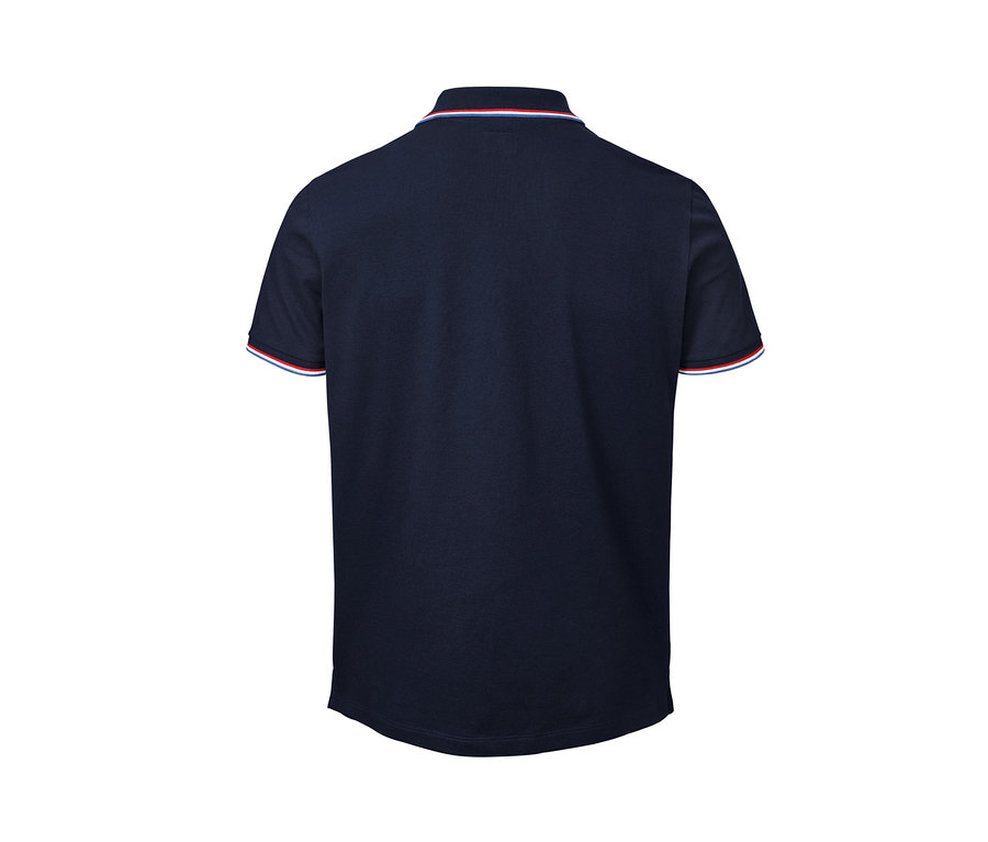 Detailansicht der Rückseite eines marineblauen Piqué-Poloshirts mit Kragen und Ärmelbündchen mit roten, weißen und blauen Details.