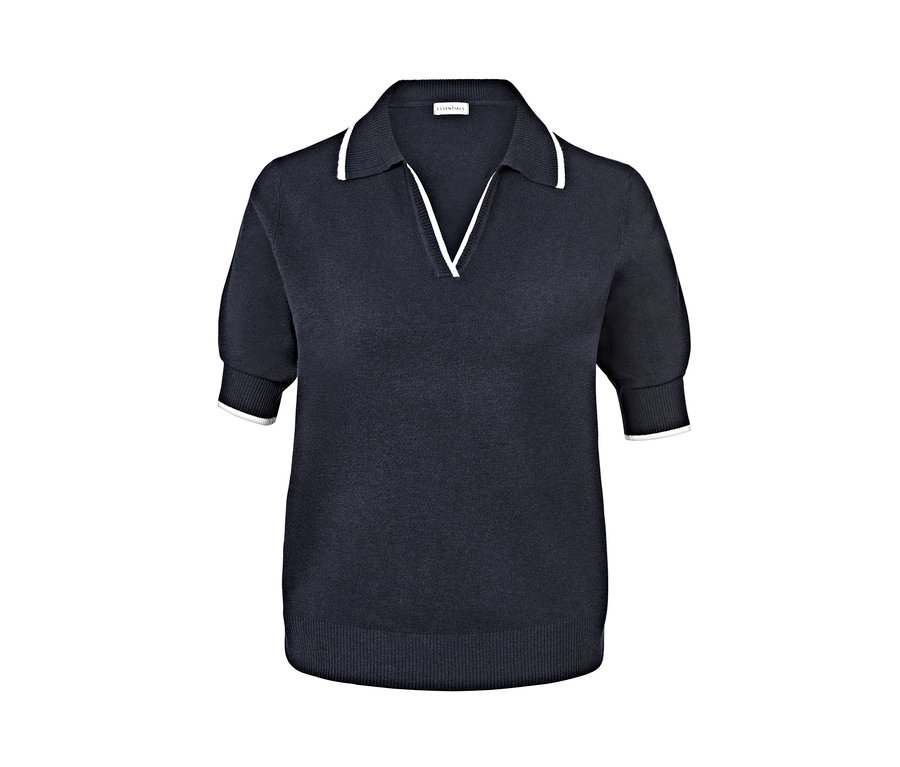 Marineblaues Feinstrick-Poloshirt mit weißer Paspelierung auf weißem Hintergrund.