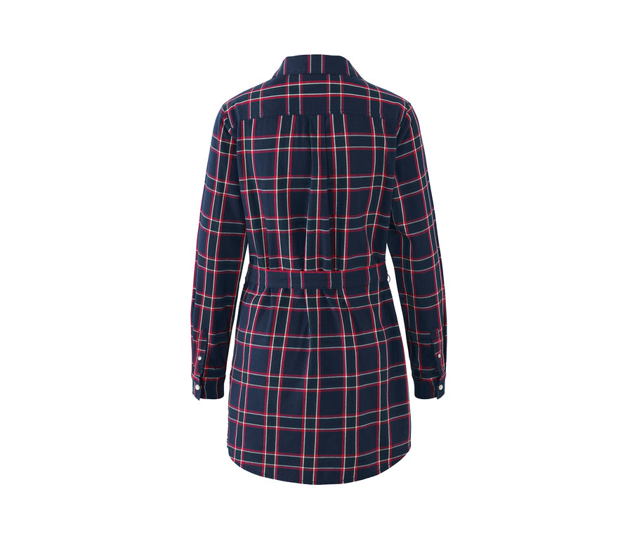 Rückansicht einer karierten Longbluse aus Baumwoll-Flanell mit Gürtel.