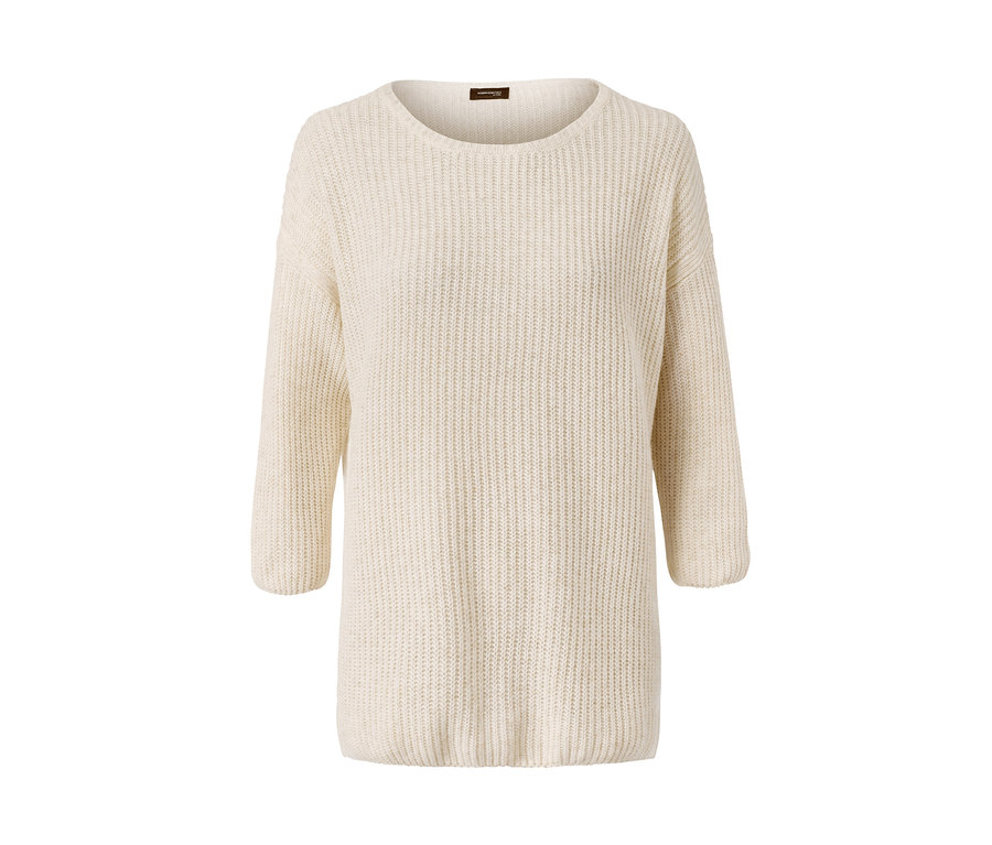 Ein cremefarbener Strickpullover mit Dreiviertelärmeln.