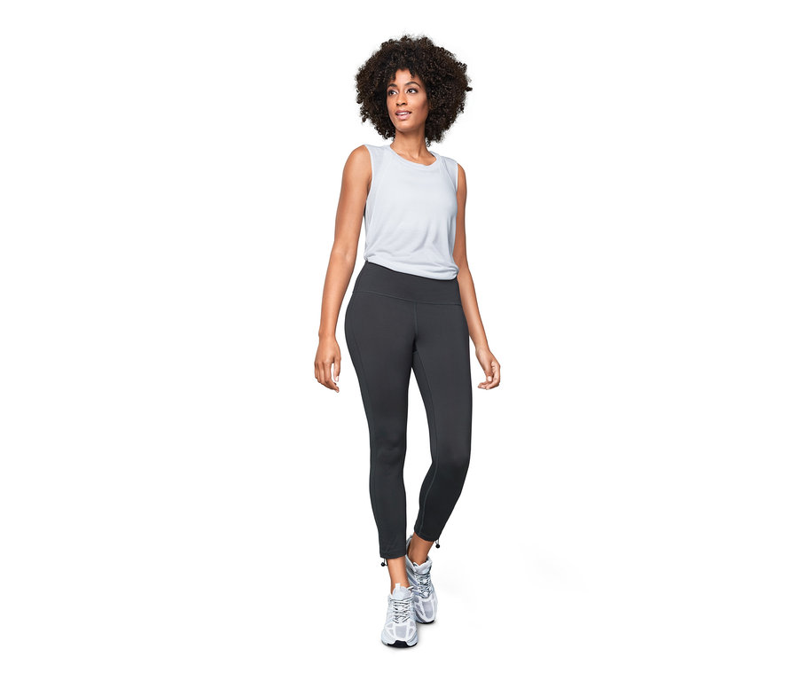 Frau posiert in 7/8-Sporttights.