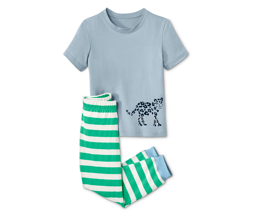 Blauer Baumwoll-Pyjama mit Gepard-Print und grün-weiß gestreifter Hose.