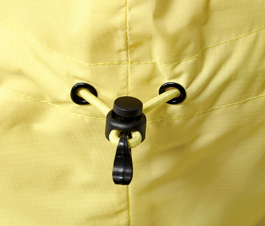 Detailaufnahme einer gelben Lightweight-Regenjacke »pack me« mit Kapuzenkordel.