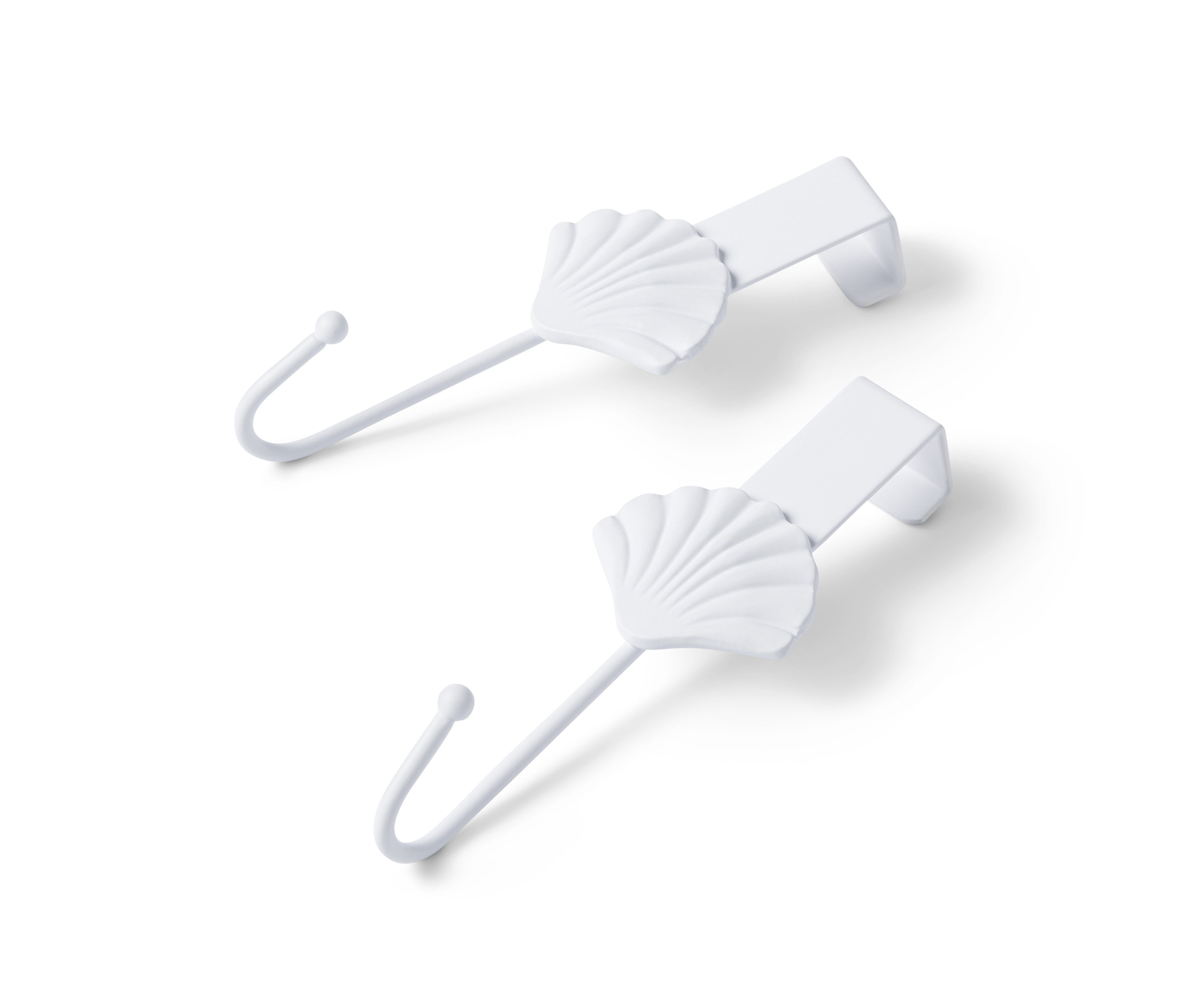 Zwei weiße Türhaken im Muscheldesign.