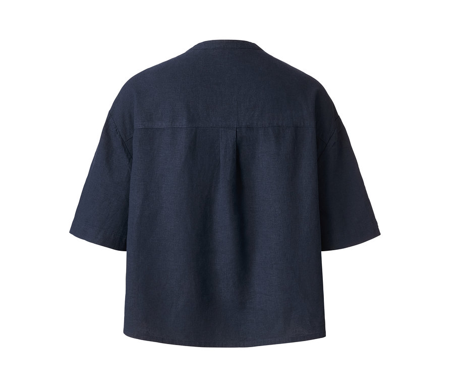 Detail der Rückseite einer Oversized-Bluse aus Leinenmix.