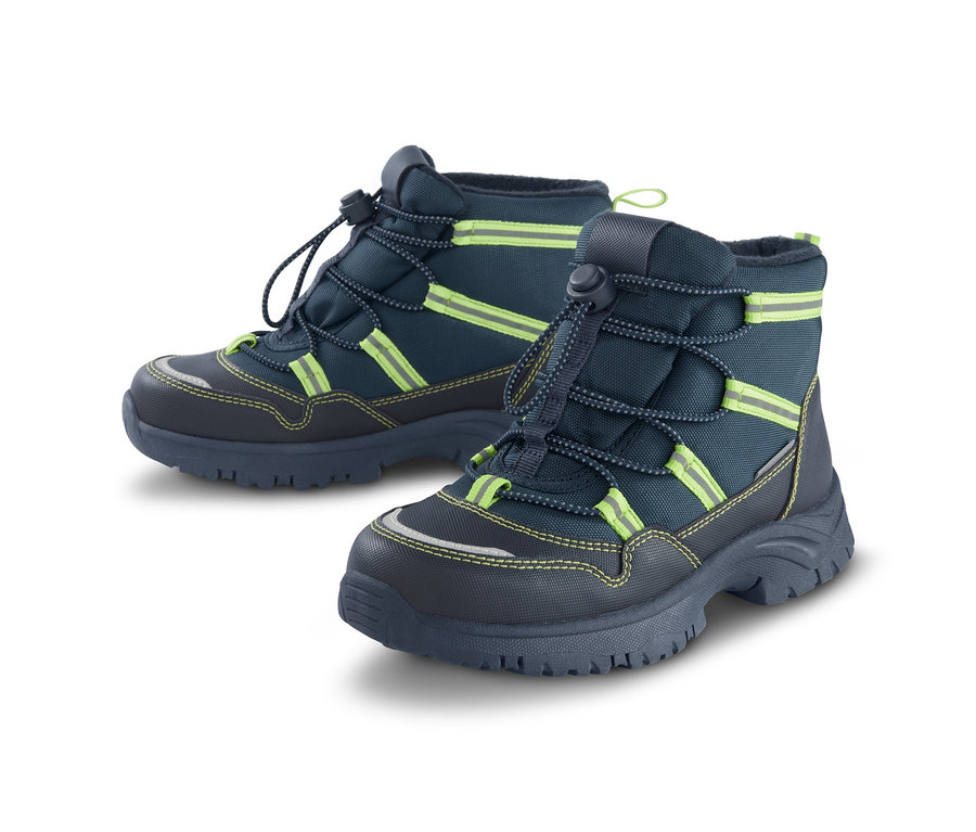 Zwei dunkelblaue Thermostiefel.